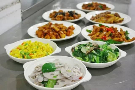 盤餐還是自助餐？這樣的食堂你喜歡嗎？